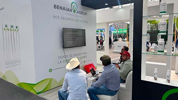 Presentación de productos Benaiah Agrum  en Expo Agroalimentaria Guanajuato 2025, hombres sentados.